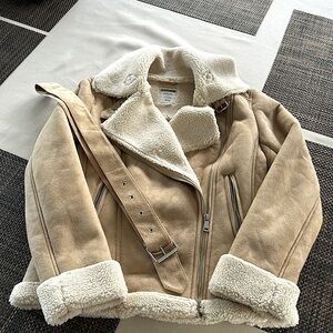 GARAGE Sherpa Jacket. Size: XS. Color: Camel